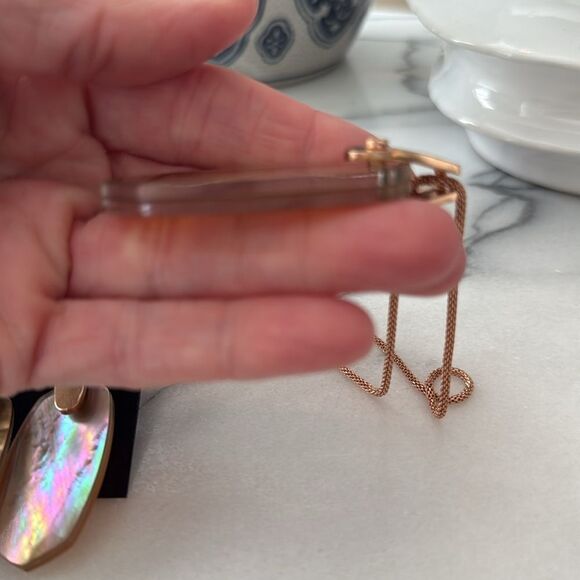 Kendra Scott Inez necklace and Aragon
Earrings in Brown Mother of Pearl - Picture 7 of 7